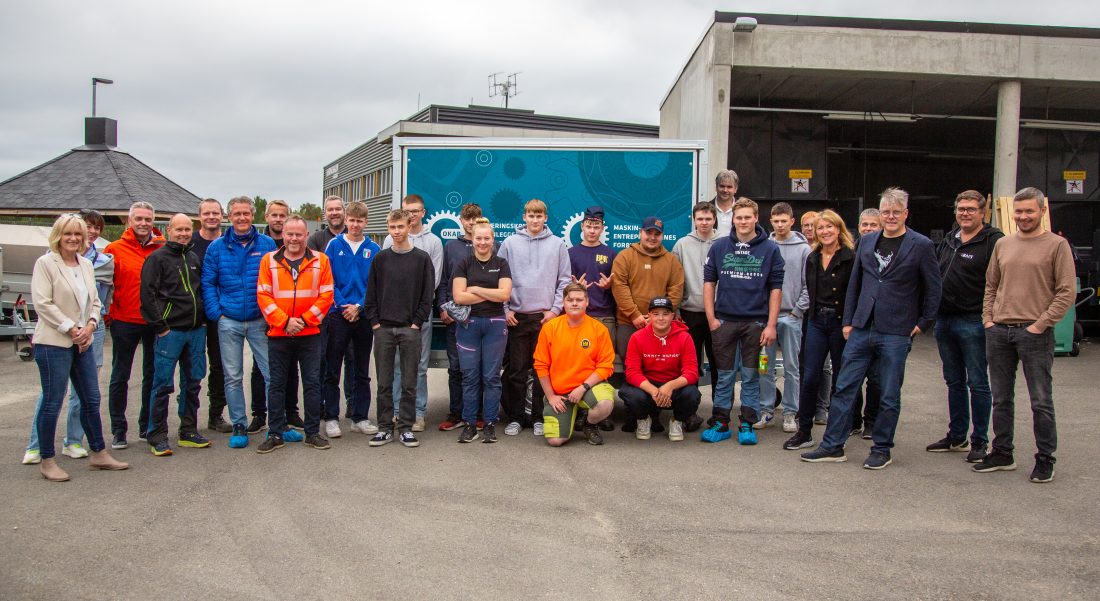 STOR DAG: Hele gjengen samlet ved oppstarten av Vg2 anleggsteknikk på Bardufoss vgs. Elever, lærere og representanter fra skolens administrasjon, samt OKAB og MEF. (Foto: Runar F. Daler)