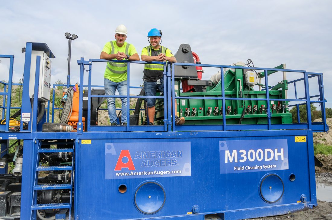 Eco Drilling har også anskaffet en egen «recycler», som tar inn den brukte borevæsken, skiller ut de grove partiklene og gjenvinner bentonitten, som da kan brukes på nytt. Det er både mer miljøvennlig og økonomisk enn å leie inn sugebiler og frakte massene til deponier. (Foto: Runar F. Daler)