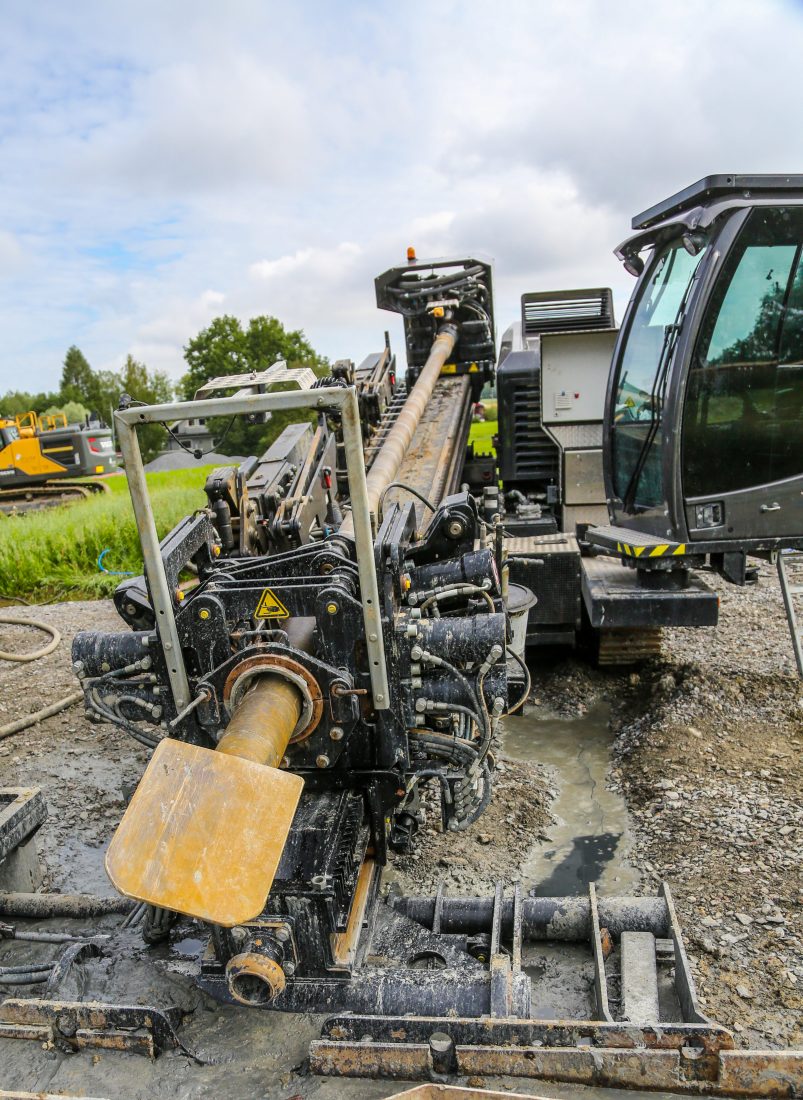 Eco Drilling startet driften i 2021 med Norges første elektriske PD 80, en stor rigg for styrt boring med trekkraft på 80 tonn. Her er det montert en ekstra stor «styreskje» ytterst på pilothodet, som skal gjøre det enklere å styre gjennom kvikkleiren i grunnen på Lørenskog. (Foto: Runar F. Daler)