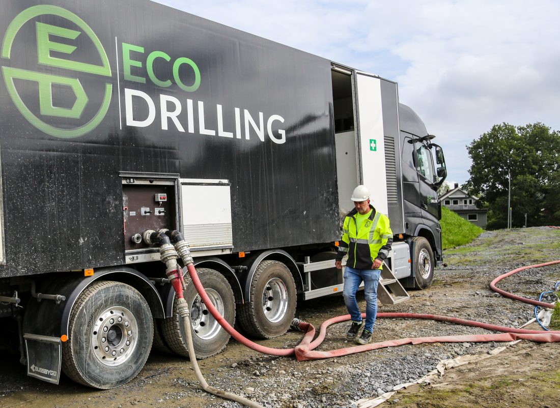 Eco Drilling har investert i en spesialbygd lastebil; som brukes som «blandebil». Den blander vann med bentonitt, og sender det ut og ned i borehullet gjennom borestrengen. Borevæsken er man avhengig av under selve boringen som et «smøremiddel». (Foto: Runar F. Daler)