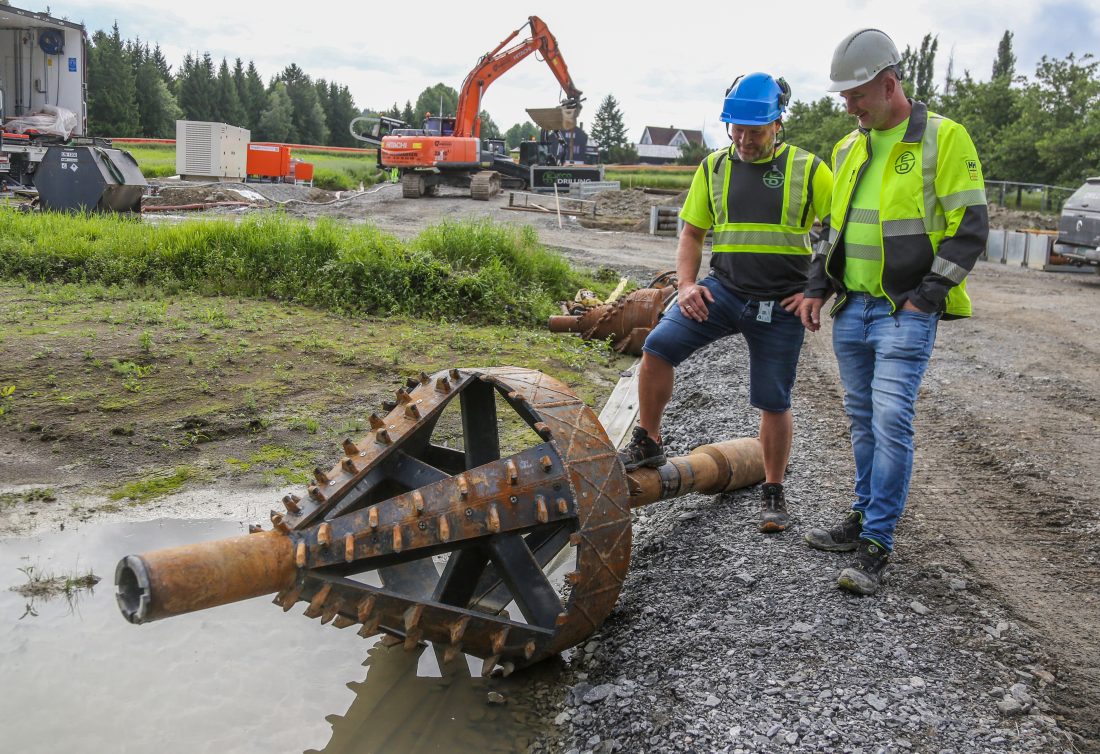 Det er helt spekter av borekroner i ulike størrelser prosjektet. Her er Roger og Rune ved den aller største, med en diameter på 1000 mm. (Foto: Runar F. Daler)