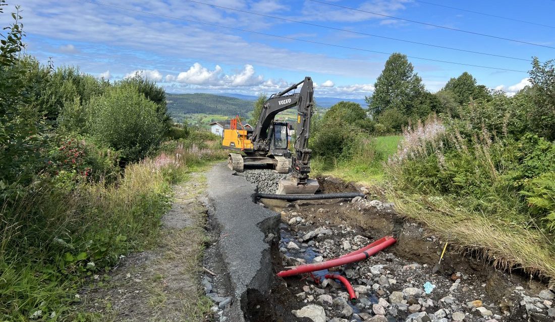 En strekning på nesten to kilometer av Vennolumsvegen i Gran, hvorav 1,2 var asfaltert og resten var grusvei, var vasket vekk av vannmassene. (Foto: Njål Hagen)