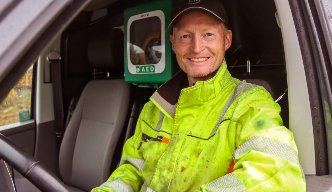 Bergsprenger Ole Petter Gansmo har investert i en hjertestarter i varebilen sin (i det grønne skapet mellom setene). – Det var på tide å gjøre min arbeidsplass tryggere, sier han. (Foto: Runar F. Daler)