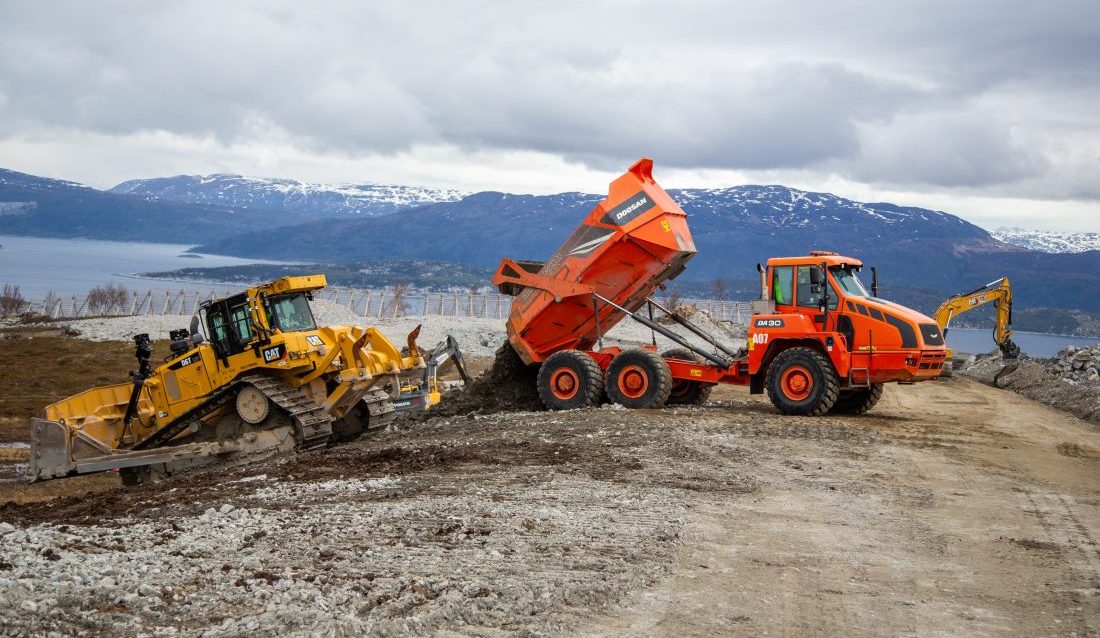 Når veien over Kvænangsfjellet må stenges, er Norge i praksis delt i to, for den eneste alternative omkjøringsveien er nesten 70 mil via Finland. Dette er bakgrunnen for at Nye Veier har prioritert utbyggingen. Her er det oppbygging av vei i dagen, øst for den nye Kvænangsfjelltunnelen. (Foto: Runar F. Daler)
