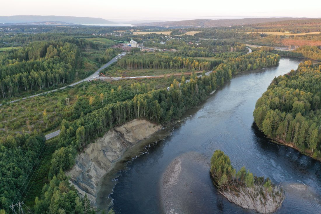 E16 nord for Follum i Hønefoss ligger nært Ådalselva på et parti der terrenget inn mot E16 er utsatt for utgliding og skred. (Foto: Statens vegvesen)