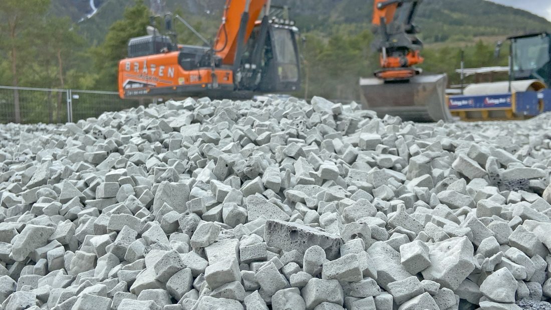 Glasopor 10-20+ er en ny, mindre fraksjon enn Glasopor 10-60, og egner seg blant annet til omfylling av VA-rør. (Foto: Glasopor)