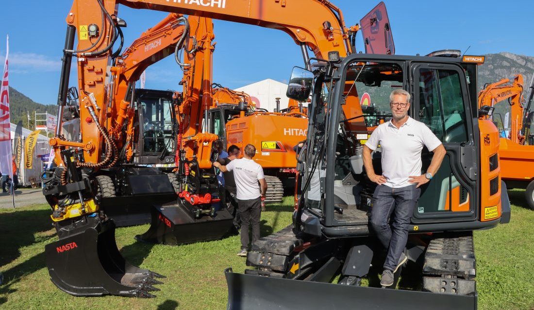 Ole Kristian Skauan, produktsjef hos Nasta, på den nye Hitachi ZX95-7. (Foto: Njål Hagen)