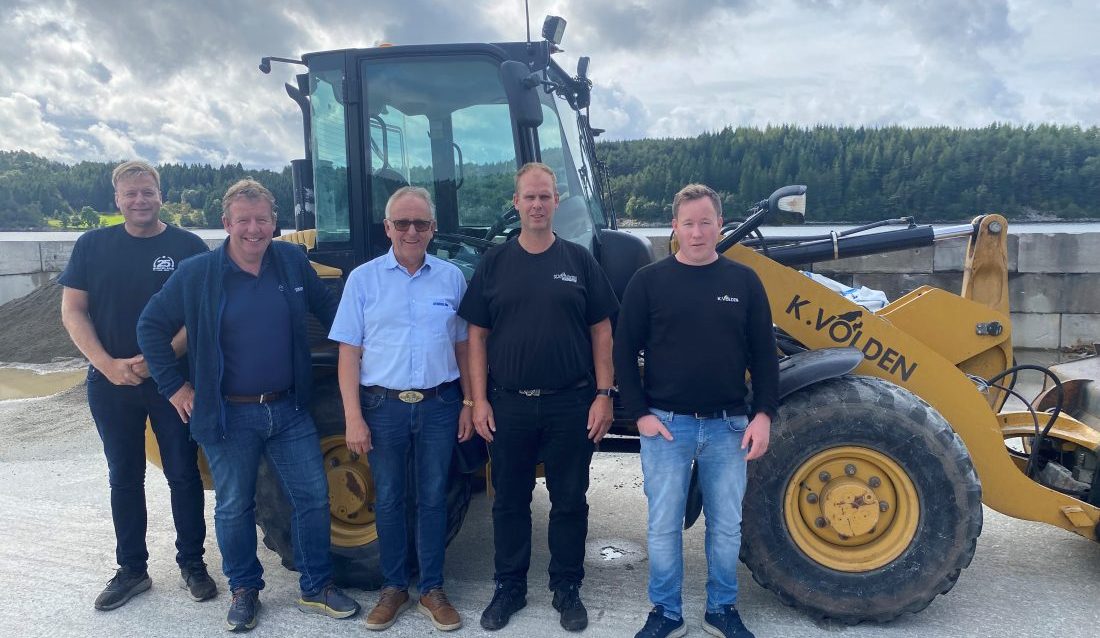 K. Volden Transport AS blir en del av Stangeland Gruppen. Fra venstre: Kai Peder Birkeland, Tommy Stangeland, Olav Stangeland, Lars Martin Volden og Lars Erik Dalen. (Foto: Stangeland)
