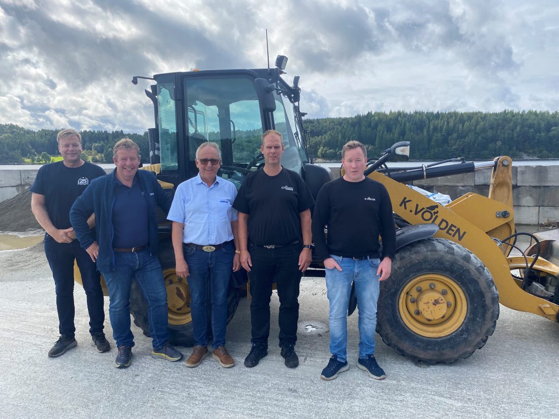 K. Volden Transport AS blir en del av Stangeland Gruppen. Fra venstre: Kai Peder Birkeland, Tommy Stangeland, Olav Stangeland, Lars Martin Volden og Lars Erik Dalen. (Foto: Stangeland)
