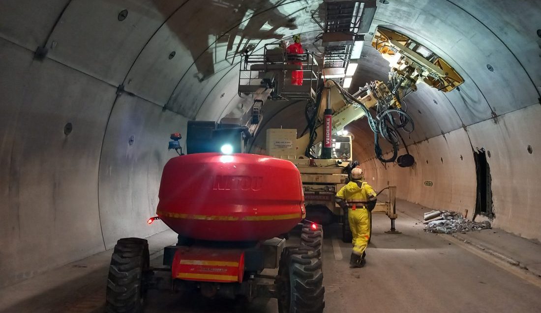 For å få byttet ut de skadde veggelementene i Nøstvettunnelen, må flere takelementer fjernes. (Foto: Kai Gundersen/Statens vegvesen)