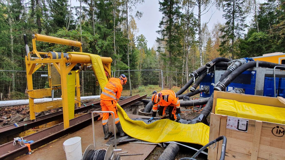 Installasjon av glassfiberstrømpe. (Foto: Olimb Rørfornying AS)