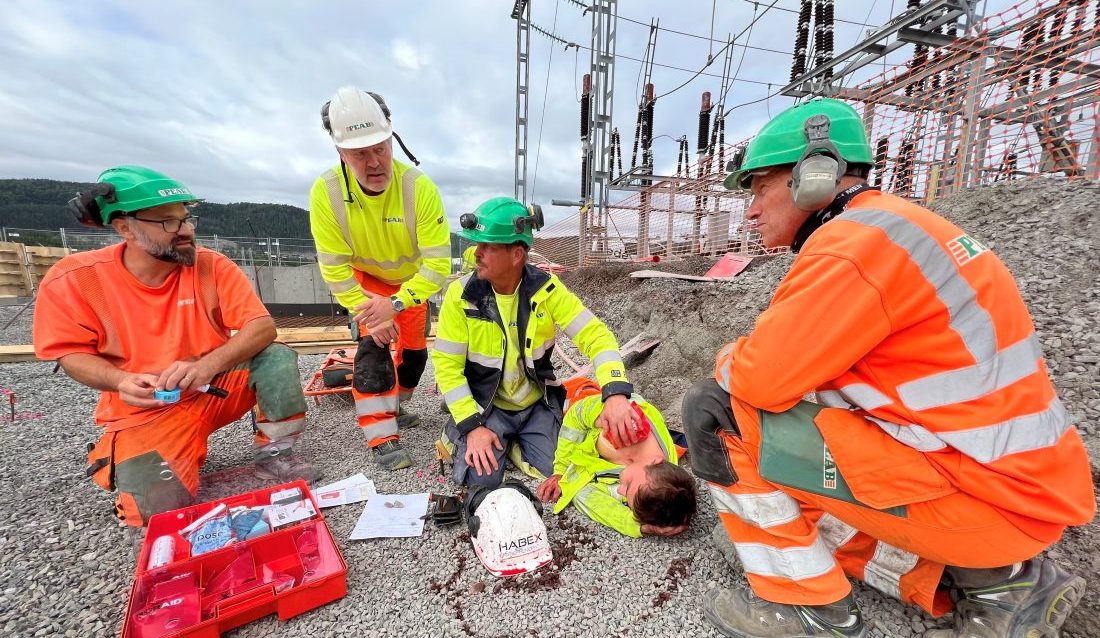På beredskapsøvelsen ved Sande Transformatorstasjon var scenarioet Peab-ansatt som hadde fått strømgjennomgang og falt fra en mast. (Foto: Peab)