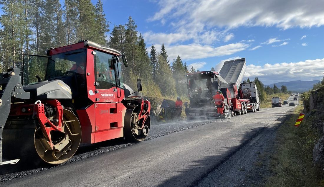 Statens vegvesen har kommet langt i å kutte CO2-utslipp fra asfalt. Nå skjerpes kravene i øvrig drift, vedlikehold og utbedring av veier. (Foto: Statens vegvesen)