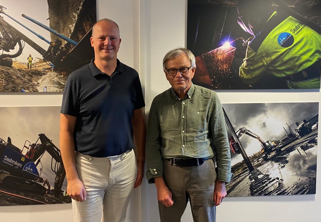 Seabrokers Fundamentering kjøper Jetgrunn AS. Ketil Solvik-Olsen, daglig leder i Seabrokers Fundamentering (t.v.) og Lars Hoksrud, daglig leder i Jetgrunn AS. (Foto: Seabrokers Fundamentering)