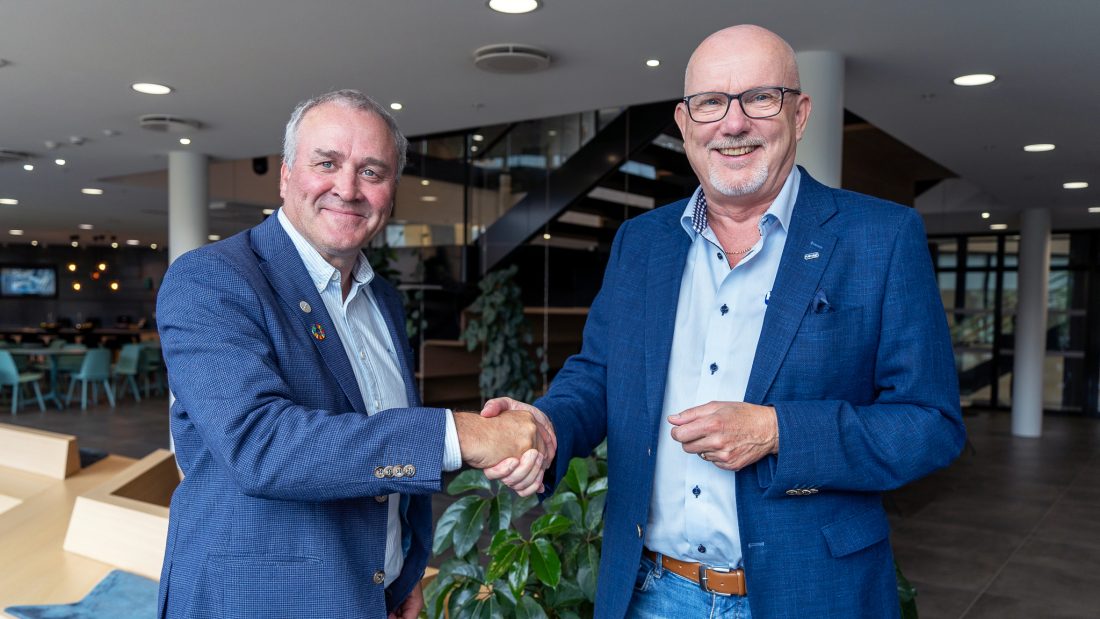 Fra venstre: Anders Geirsta (konserndirektør Skanska Anlegg) og Gudmund Roen (daglig leder Hæhre Entreprenør) etter kontraktsignering på Skanska Norges hovedkvarter i Oslo. (Foto: Skanska)
