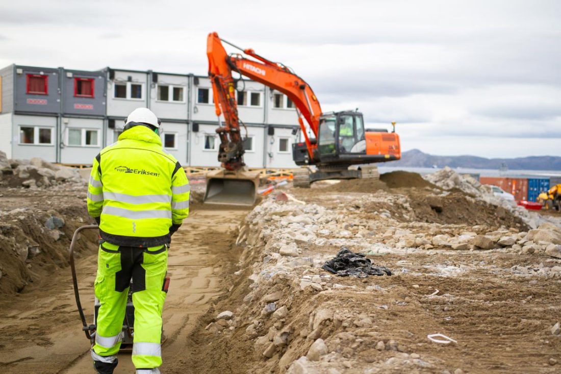 Det er viktig at styringssystemene blir godt implementert i bedriften, og ikke minst hos mannskapet ute i felt. Her ser vi det jobbes på utsiden av nye Hammerfest sykehus. (Foto: SmartDok)