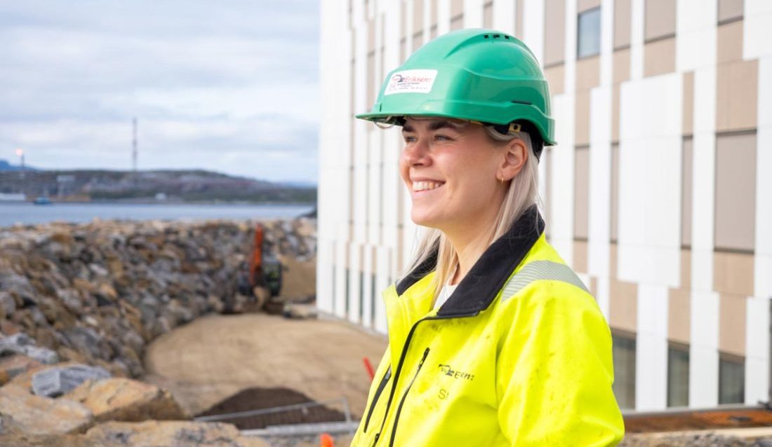 Karianne Eriksen jobber med HMS og personal, og har styrt sertifiseringsprosessen i selskapet. (Foto: SamartDok)