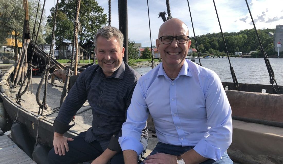 Jens Kristian Gulbransen, salgssjef infrastruktur i Pipelife, og Martin Rud, markedssjef i AVK, inviterer VA-bransjen til konferansen Vann & Miljø 2024. (Foto: Tommy C. Olsen)