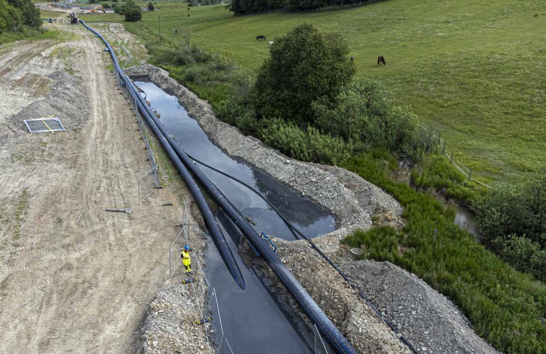 LANGT: Totalt har nær 3000 meter ledning opp til 710 mm PE-ledninger blitt trukket på plass med styrt boring gjennom utfordrende grunnforhold i Lørenskog. (Foto: Jørn Søderholm/ Praktisk Talt AS)
