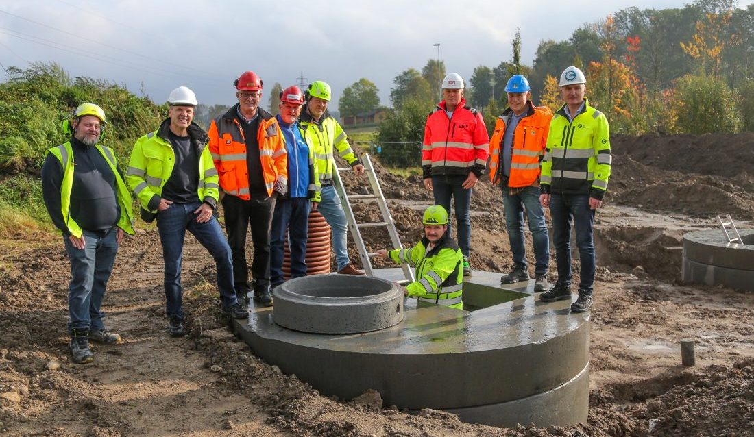 VA-ressursgruppen i MEF var på befaring på det nye Vannsenteret på Ås i slutten av september. Fra venstre: Ove Emil Aker (Vannsenteret), Sjur Tveite (Vannsenteret), Peer-Christian Nordby (Olimb Rørfornying), Rolf Aafoskaas (Rolfs Graving og Planering), Frode Fadum Holm (MEF), Jon Egil Sørensen (Einar Sørensen Maskinentreprenør), Lars Petter Andreassen (Fyllingen Maskin) og Finn N. Bangsund (MEF). Halvveis nede i kummen står Svend Ingvar Hoel Larsen (Larsen Maskin & Transport). (Foto: Runar F. Daler)