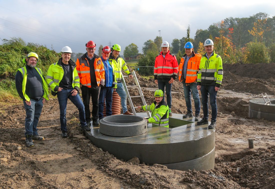 VA-ressursgruppen i MEF var på befaring på det nye Vannsenteret på Ås i slutten av september. Fra venstre: Ove Emil Aker (Vannsenteret), Sjur Tveite (Vannsenteret), Peer-Christian Nordby (Olimb Rørfornying), Rolf Aafoskaas (Rolfs Graving og Planering), Frode Fadum Holm (MEF), Jon Egil Sørensen (Einar Sørensen Maskinentreprenør), Lars Petter Andreassen (Fyllingen Maskin) og Finn N. Bangsund (MEF). Halvveis nede i kummen står Svend Ingvar Hoel Larsen (Larsen Maskin & Transport). (Foto: Runar F. Daler)