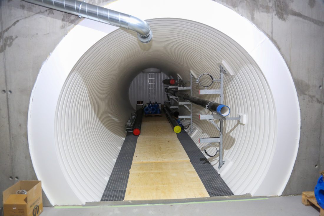 Her fra selve «hjernen» i anlegget, i kjelleren under driftsbygningen; en 20 kvadratmeter stor firkantkum og en tilstøtende 12 meter lang og Ø3000 stor plastkulvert, der både blågods, ulike VA-ledninger og annen infrastruktur skal installeres. (Foto: Runar F. Daler)