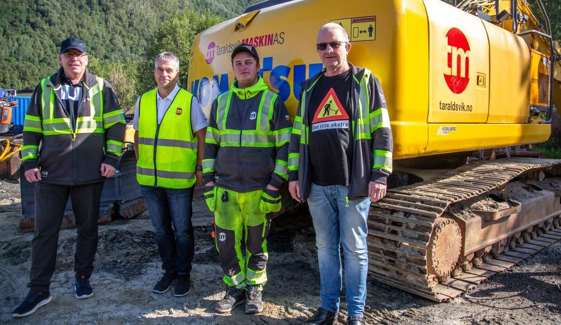 Fra venstre: Daglig leder Hans-Erik Aspenes, OKABs Johnny Gullholm, lærling Elias Pedersen og faglig leder Børge Telle. (Foto: Runar F. Daler)