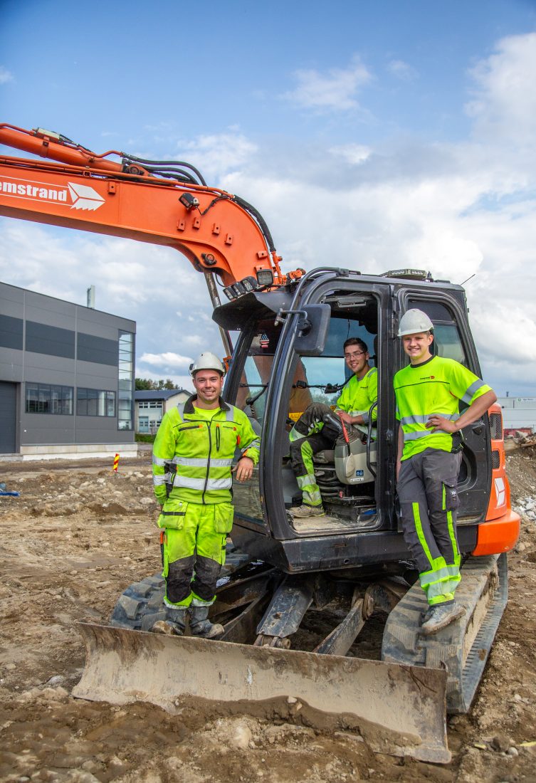 TRIVES: Tre lærlinger på samme prosjekt. Fra venstre: Jonas Tho, Lars Vigrestad og Kasper Auestad. (Foto: Runar F. Daler)