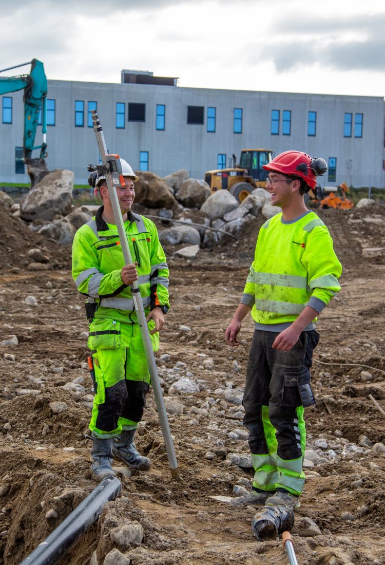 GODT HUMØR: Lærlingene Jonas Tho (t.v.) og Lars Vigrestad har det gøy på jobb. (Foto: Runar F. Daler)