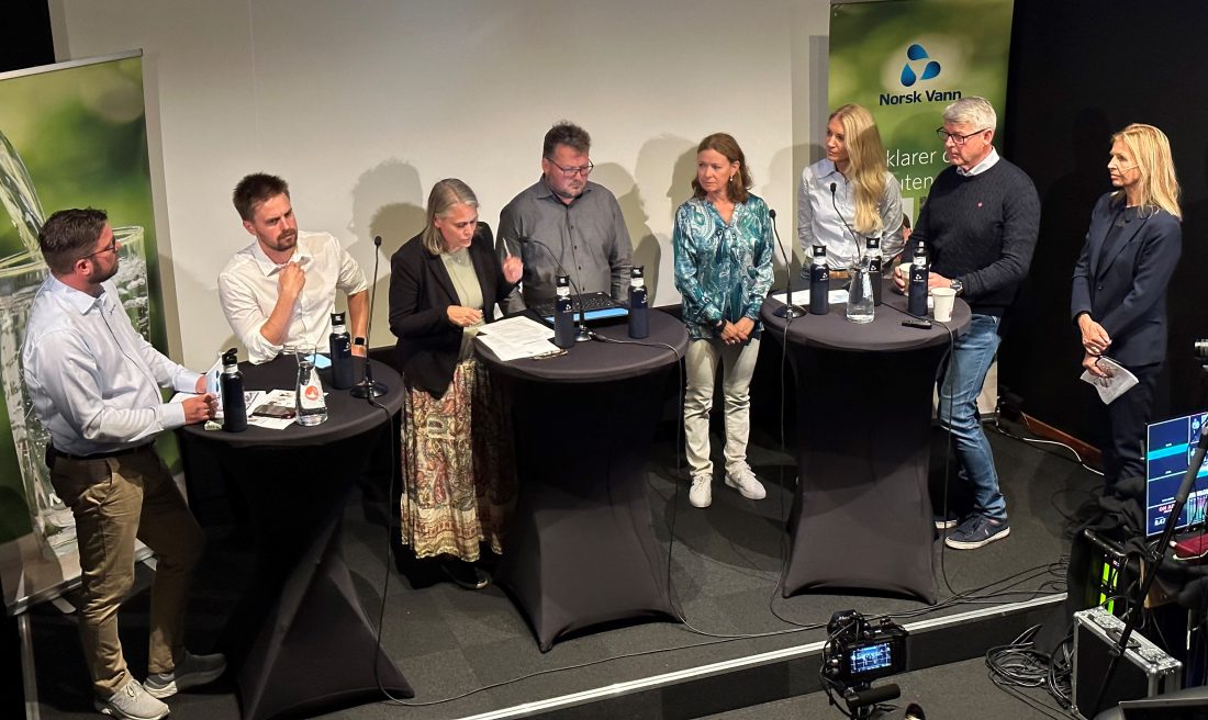 DEBATT: Fra paneldebatten Norsk Vann arrangerte under Arendalsuka. Fra venstre: Thomas Langeland Jørgensen (Norsk Vann), Eivind Trædal (MDG), Siri Gåsemyr Staalesen (AP), Kjetil Bjørklund (KS), Kari Sofie Bjørnsen (Høyre), Julie Brodtkorb (MEF), Morten A. Meyer (Huseierne) og Ragnhild Aalstad (Norsk Vann). (Foto: Norsk Vann)
