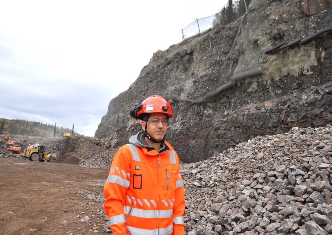 Geir Brevik er teknisk byggeleder på tunnel og fjellskjæringer på E16 Bjørum-Skaret. Her er han ved den opptil 36 meter høye fjelskjæringen ved Bjørkåsen. (Foto: Kjell Wold)