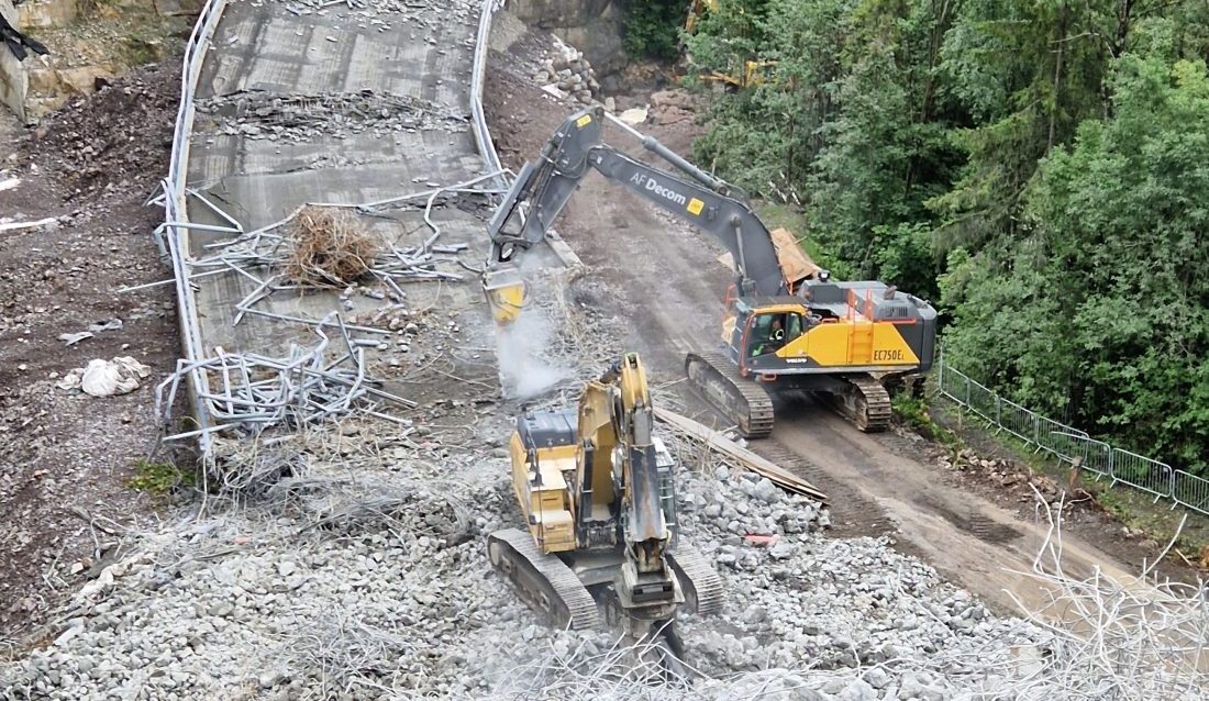 Arbeidet med å knuse betongbroa tok bare noen få uker. (Foto: John Kjeken)
