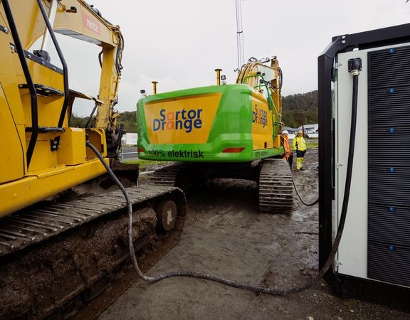Med det nye utstyret er det mulig å lynlade to store elektriske gravemaskiner i lunsjpausen. (Foto: Eyvind Bohne-Kjersem, Eviny)