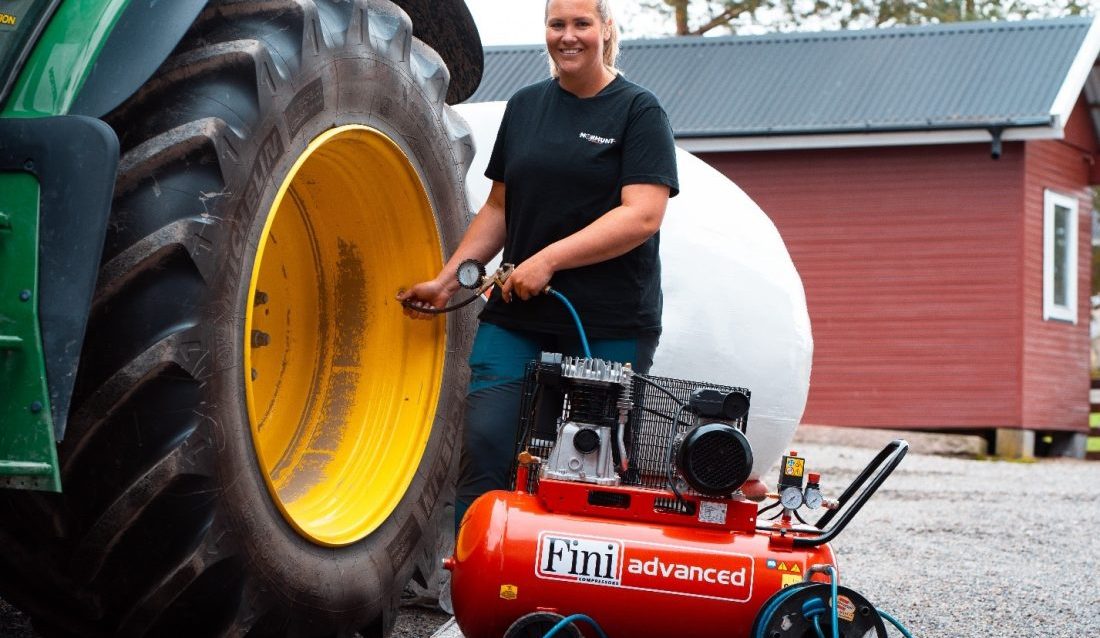 FORNØYD: Marthe Bogstad bruker flere produkter fra Kramp i sin hverdag som melkebonde. (Foto: Tun Byrå)