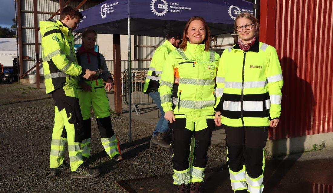 Asbjørn Meling (t.v.) og Lars Kristian Moe er begge anleggsmaskinmekanikerlærlinger hos Haugsland AS, og informerte villig om fordeler med å velge nettopp den retningen. (Foto: Njål Hagen)