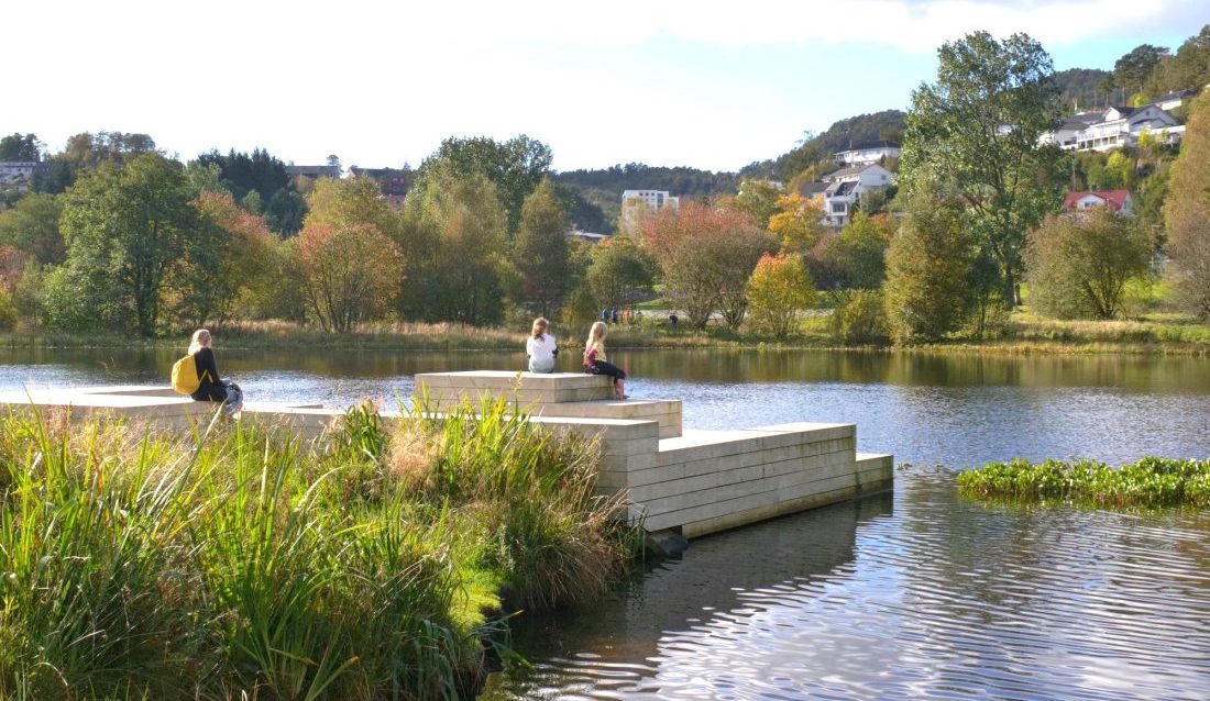 Lynghaugparken i Bergen er med til finalen i Landskapsarkitekturprisen 2023. (Foto Are Aasvang, for Norconsult Arkitektur og Landskap, Bergen og Curve Studio)