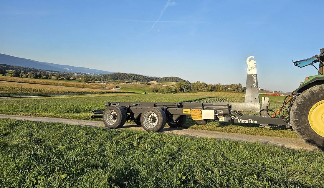 Den nye krokløfthengeren MetaFlex 50-65 Lav har en chassis-høyde på kun 95 cm. (Foto: Metsjö)