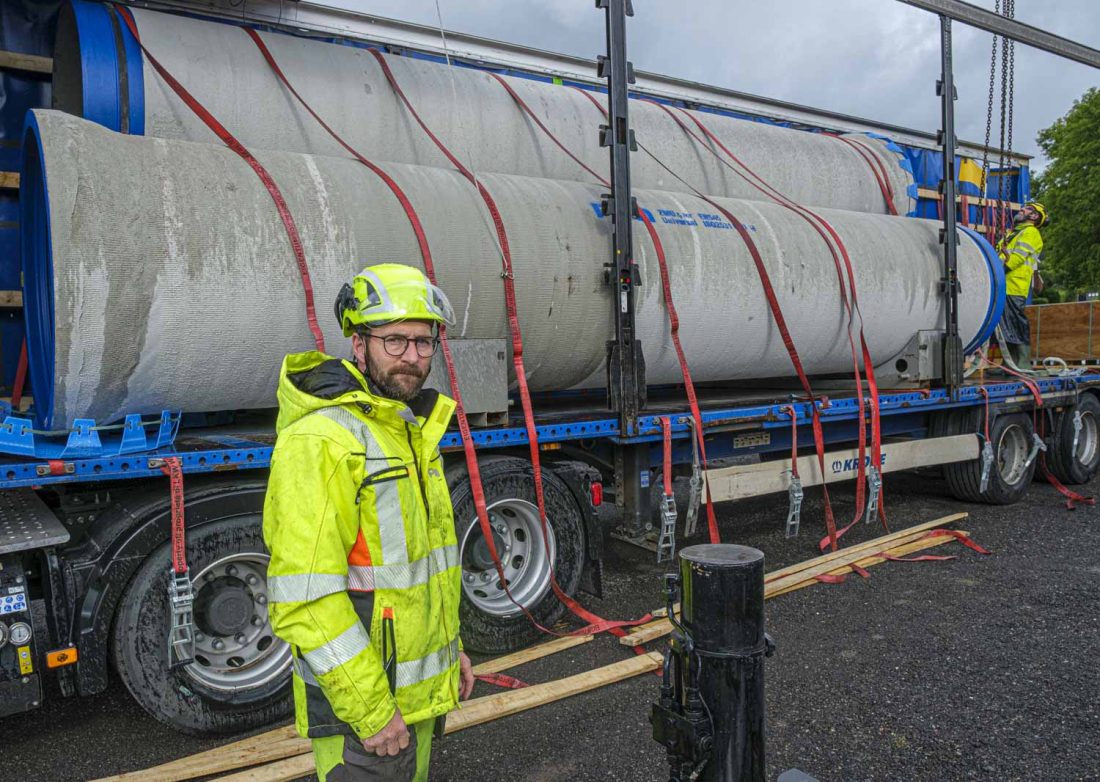 Teknisk sjef Ole-Jakob Bjerke i Saint-Gobain PAM Norge var egenhendig med på mottak av den første transporten. (Foto: Jørn Søderholm, Praktisk Talt AS)