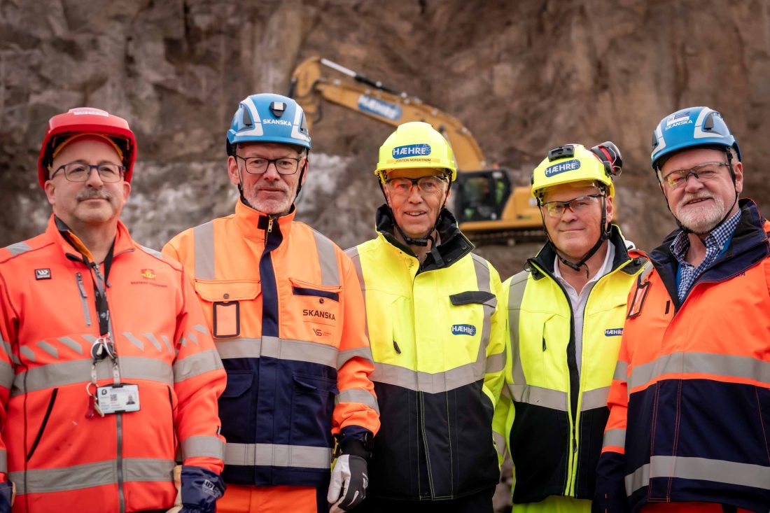 Fra venstre: Tom Eriksen (Statens vegvesen), Ketil Sand (Skanska), Jostein Nordstrøm (Hæhre), Albert Kr. Hæhre (Hæhre) og Are Eliassen (Skanska). (Foto: Tor Kleiven/Hæhre Entreprenør)