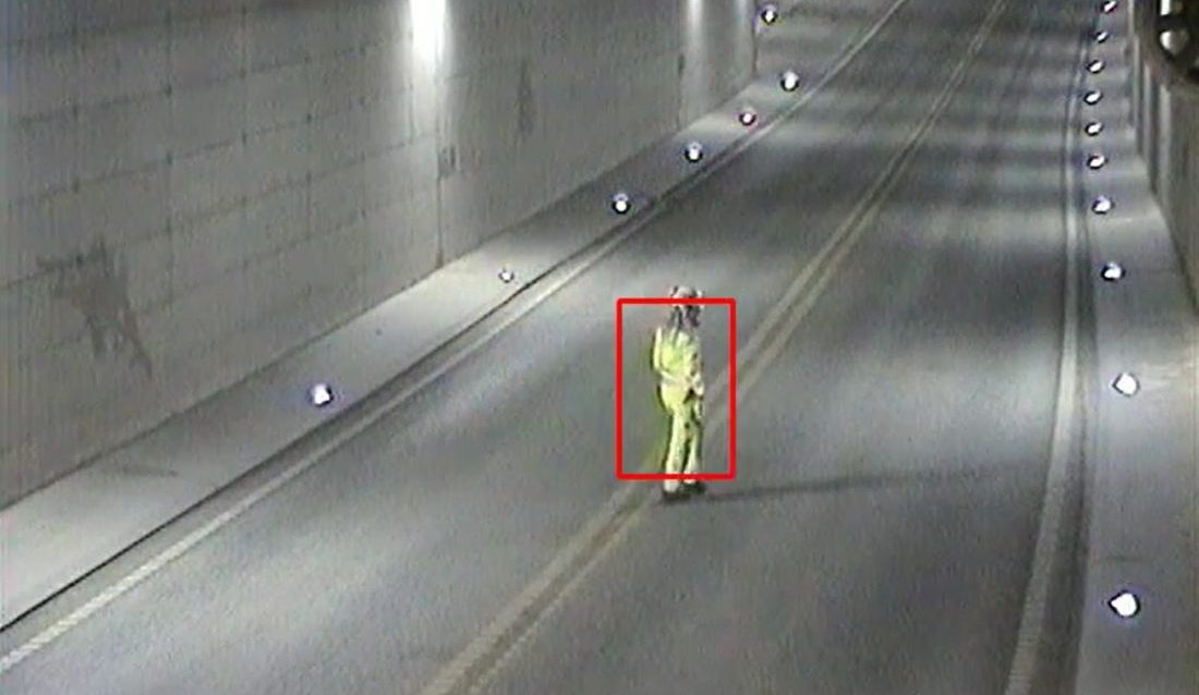 Her oppdager kunstig intelligens en fotgjenger i Skansentunnelen. Når AID-systemet oppdager et ukjent objekt – slik som en fotgjenger – fremheves objektet med en rød boks. Det er denne direkte videostrømmen som blir sendt til VTS, som deretter bekrefter om varslet er reelt eller ikke, ved å sjekke hva systemet har valgt å fremheve. (Foto: Statens vegvesen)