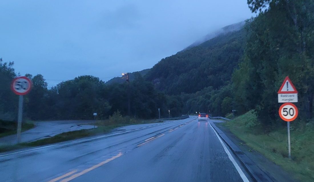 Kalvebakken bro på innfartsveien til Tromsø er en av de ti broene som har fått nedsatt fartsgrense. Rekkverket skal renoveres. (Foto: Statens vegvesen)