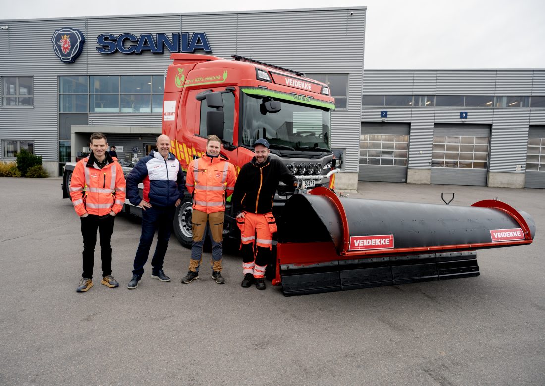 Maskinansvarlig i Veidekke Anders Skredshol overtok bilen fra selger Ståle Aas i Norsk Scania sammen med kollegaene Kai Røland og Bjørn Rødland. (Foto: Norsk Scania)
