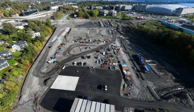 Riggområdet på Grendehustomta (nederst i bildet) ble i begynnelsen av oktober asfaltert med 330 tonn klimanøytral asfalt. (Foto: Skanska Norge)