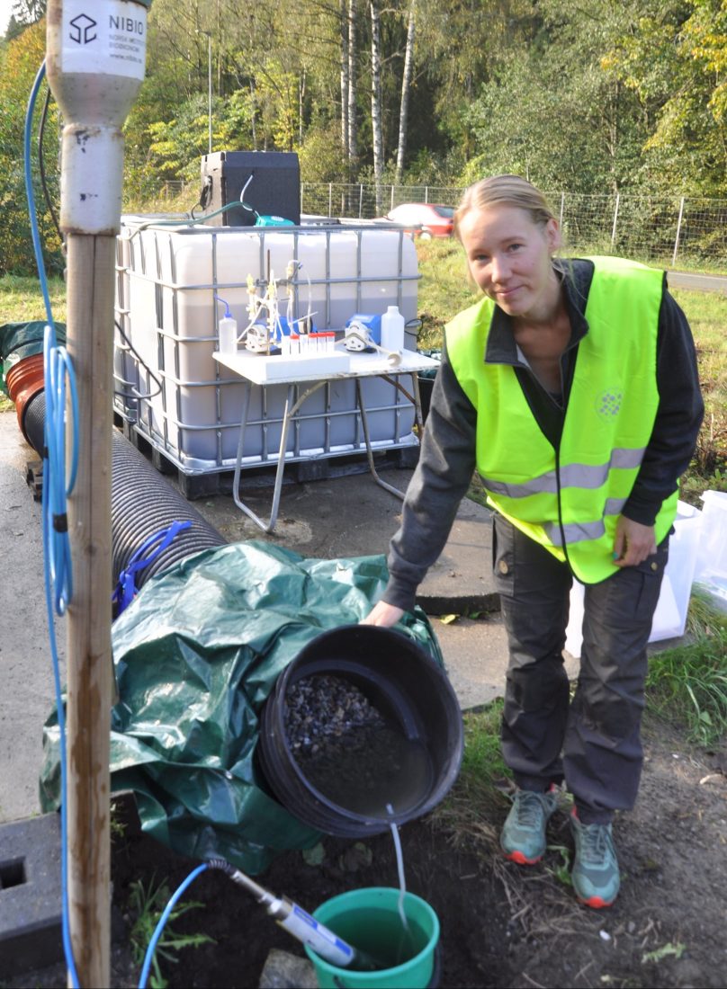 NMBU-student ved Ås, Hanna Marie Kjernsby, tester en ny rensemetode for tunnelvaskevann som man håper å kunne bruke på Oslofjordforbindelsen byggetrinn 2. (Foto: Kjell Wold)