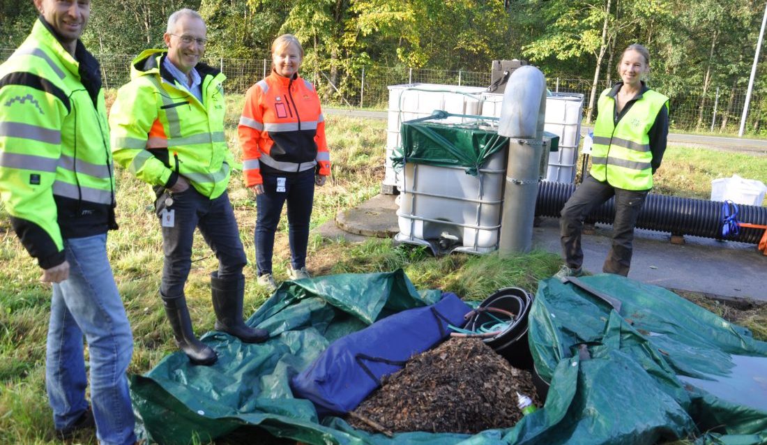 F.v. forsker Hans Christian Teien, NMBU, og forsker Roger Roseth, NIBIO, følger spent med på renseforsøket som Lene Sørlie Heier i Statens vegvesen har initiert og student Hanna Marie Kjernsby utfører. (Foto: Kjell Wold)