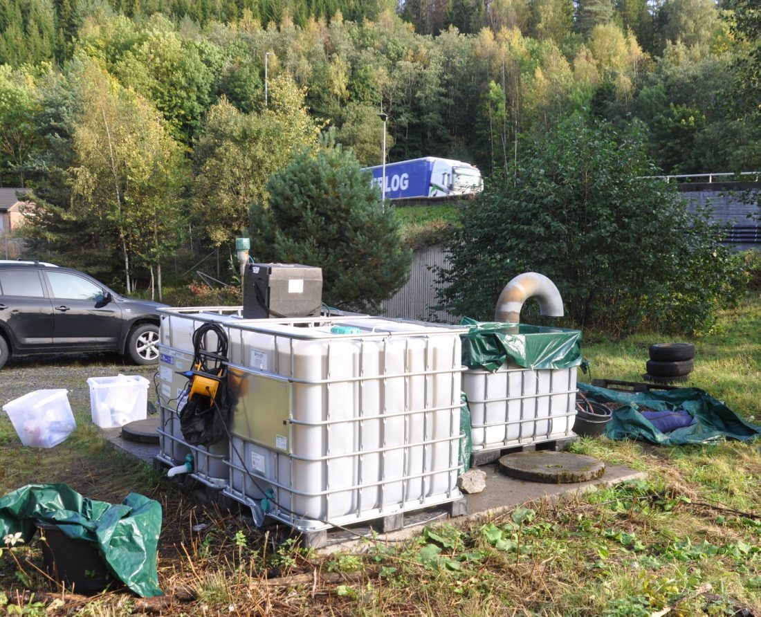 Rensetesten foregår tett på E6 ved sørenden av Nordbytunnelen i Viken. (Foto: Kjell Wold)