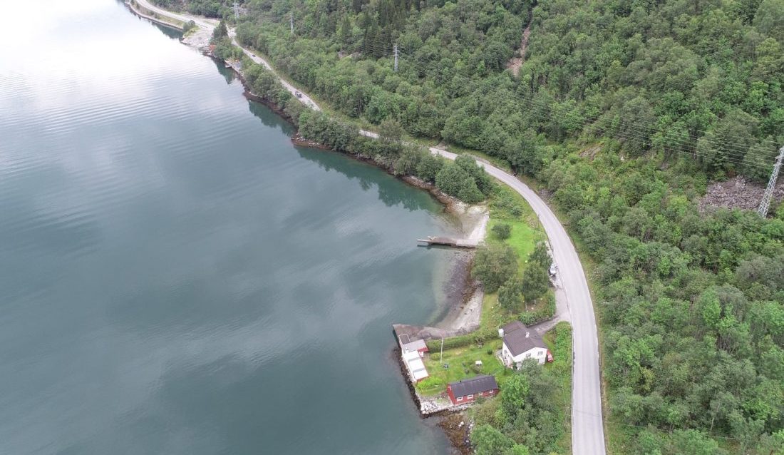 Nye Veier lyser ut konkurranse for prosjektering og bygging av ca 1200 meter ny riksvei 13 ved Byrkjeneset, inkludert ny gang- og sykkelvei og skredsikring. (Foto: Nye Veier)