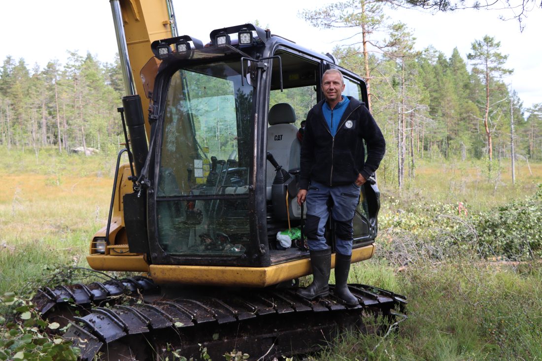 Tommy Mellemstuen, i Tronfjell Maskin, utfører arbeidet med å tette dreneringsgrøfter på myrene på Finnskogen, tett på svenskegrensa. (Foto: Njål Hagen)