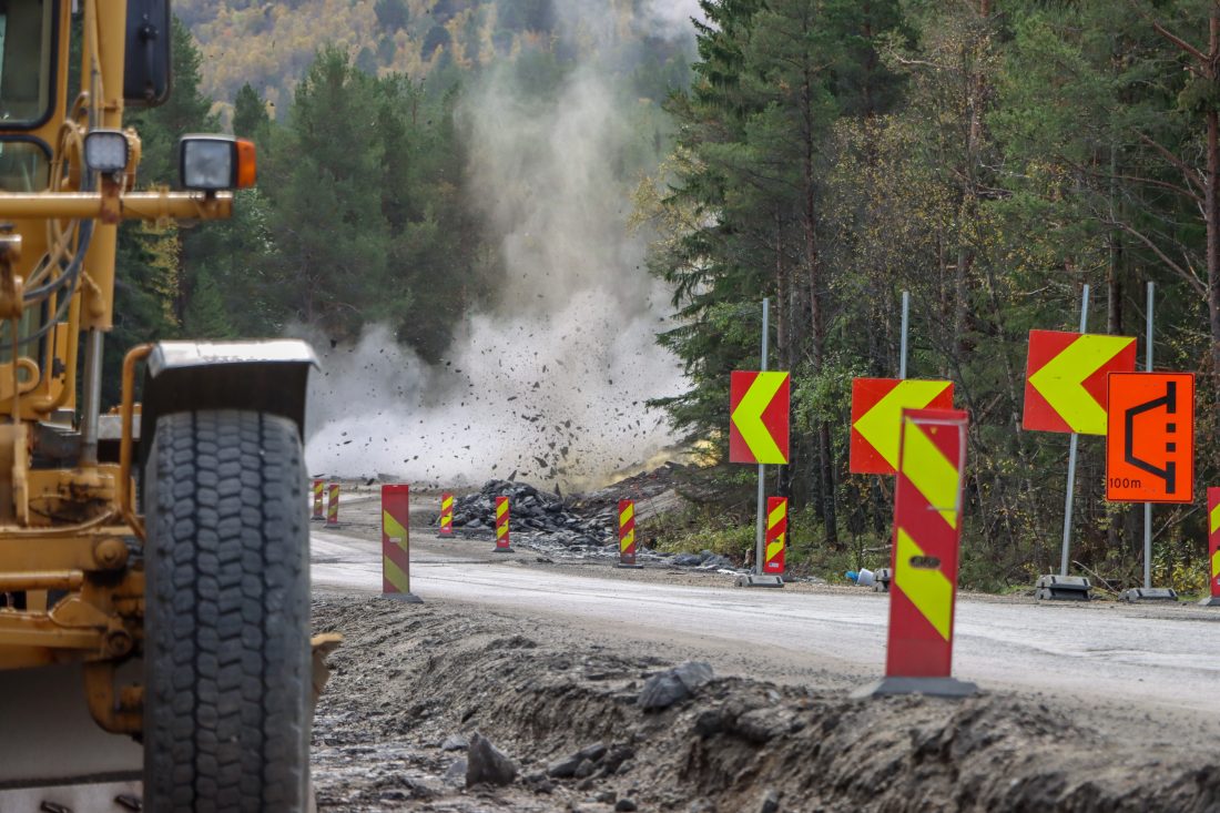 Her skytes det nok en salve på veistrekningen. Sprengningsarbeidene utføres av Koren Sprengningsservice AS, fra Skaun i Trøndelag. (Foto: Njål Hagen)