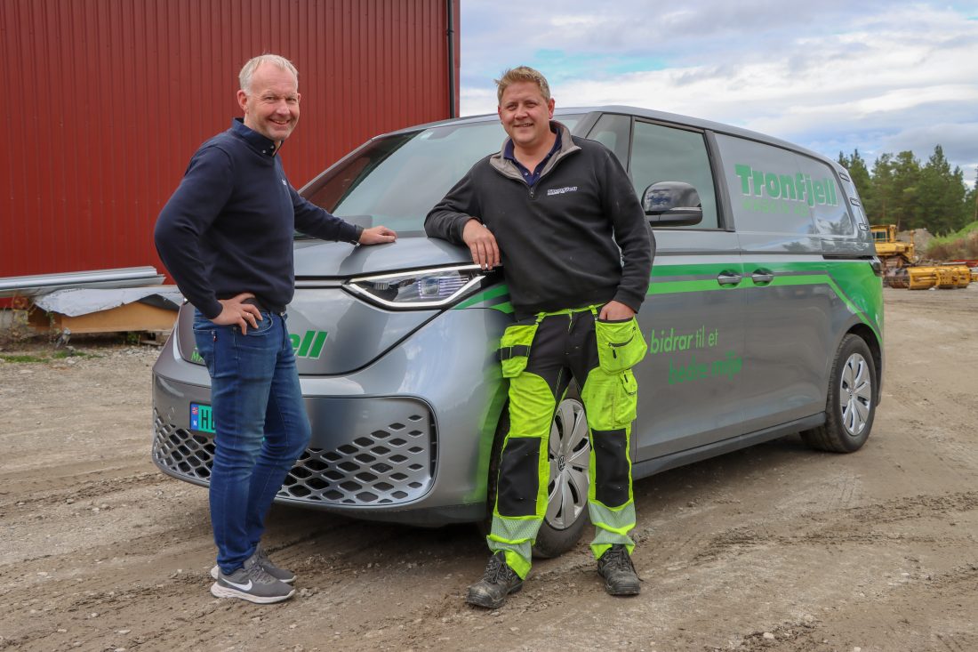 Tronfjell Maskin AS ble etablert i 2014 av Jan Inge, Jan Erik og Andreas Gjermundshaug. Her er Jan Erik (t.h.) sammen med daglig leder Bjørn Åsen. (Foto: Njål Hagen)